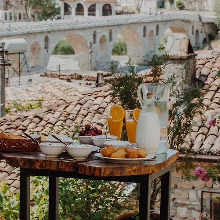 Tradita E Beratit Otel 4*