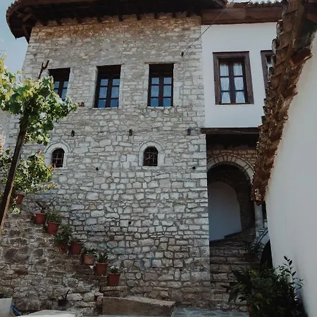 Tradita E Beratit Otel 4*