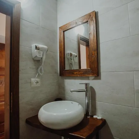 Hotel Tradita E Beratit 4*