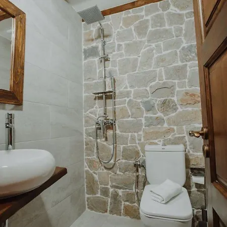 Tradita E Beratit Hotel 4*