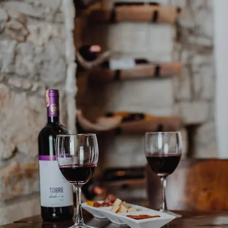 Tradita E Beratit فندق