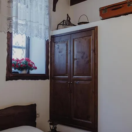 Tradita E Beratit فندق