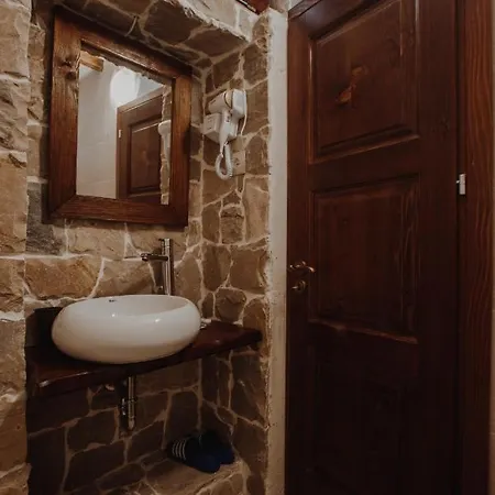 فندق Tradita E Beratit