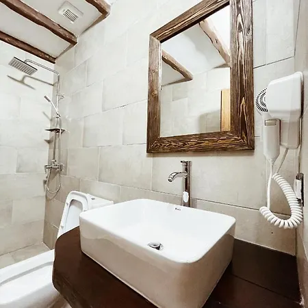 Tradita E Beratit Otel 4*