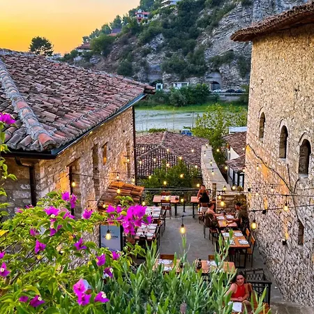 Tradita E Beratit فندق 4*